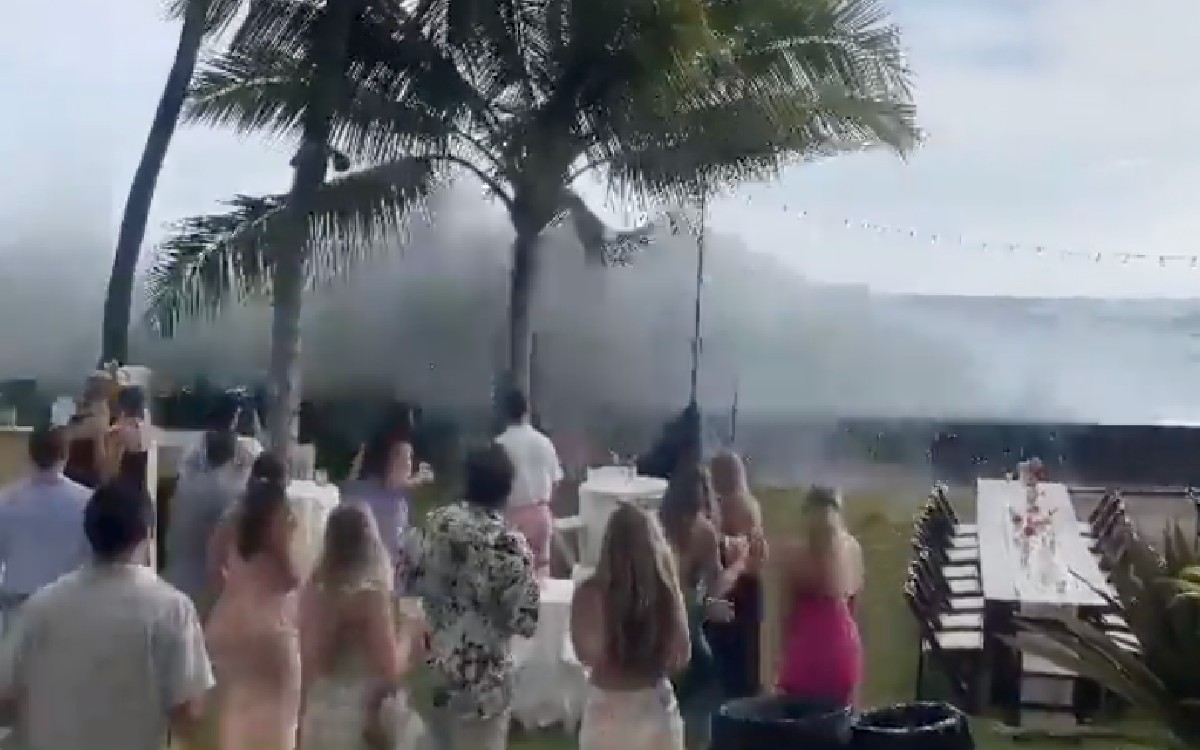 Olas gigantes sorprenden a habitantes de Hawái y arrasan con una boda | Video