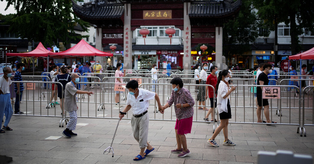Oleada de covid en Shanghái despierta temores de otro confinamiento