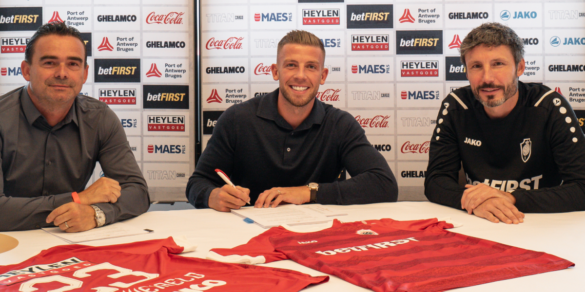 Overmars y Van Bommel fichan a Alderweireld