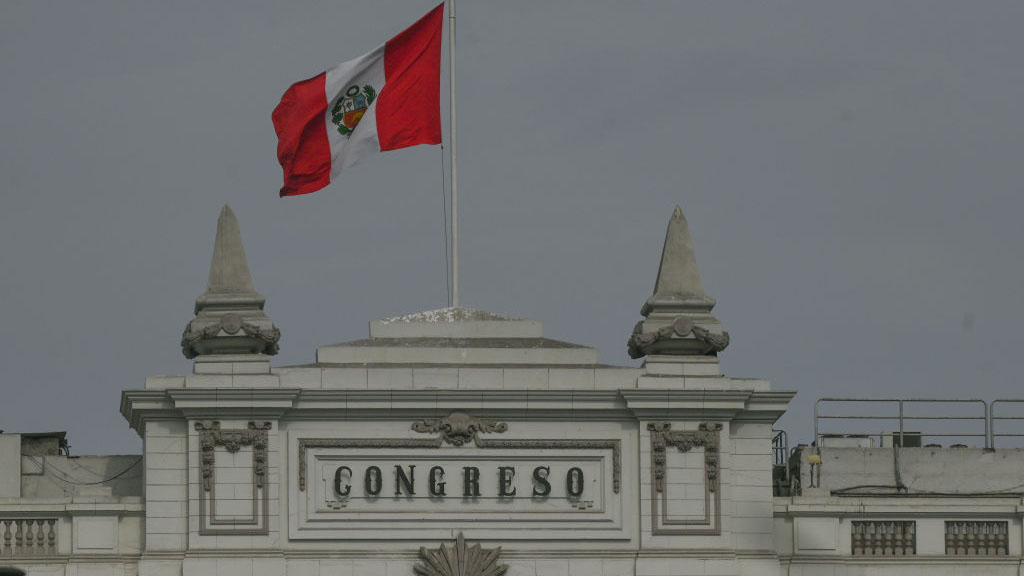 Perú: acusan a legislador de violar  a una mujer dentro del Congreso