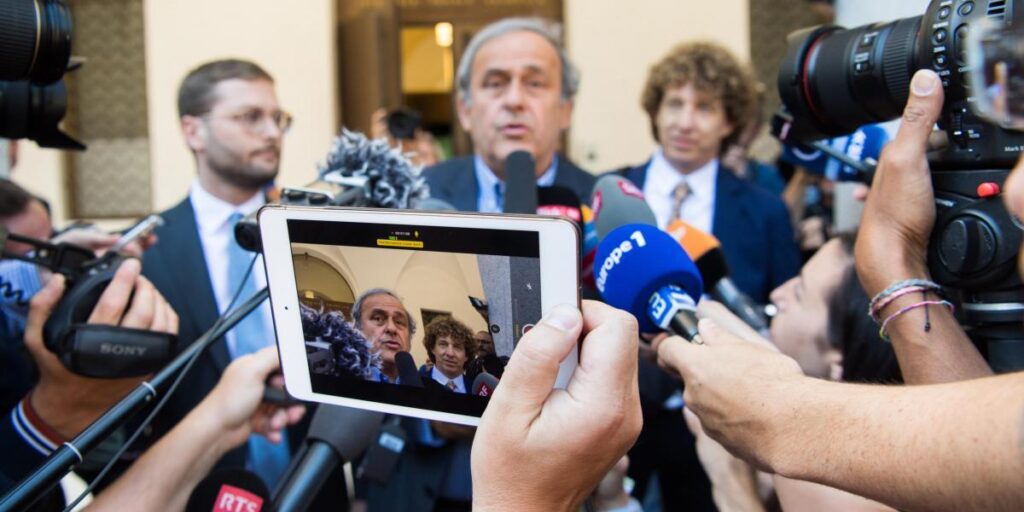 Platini no piensa en volver pero sí en una "revancha"