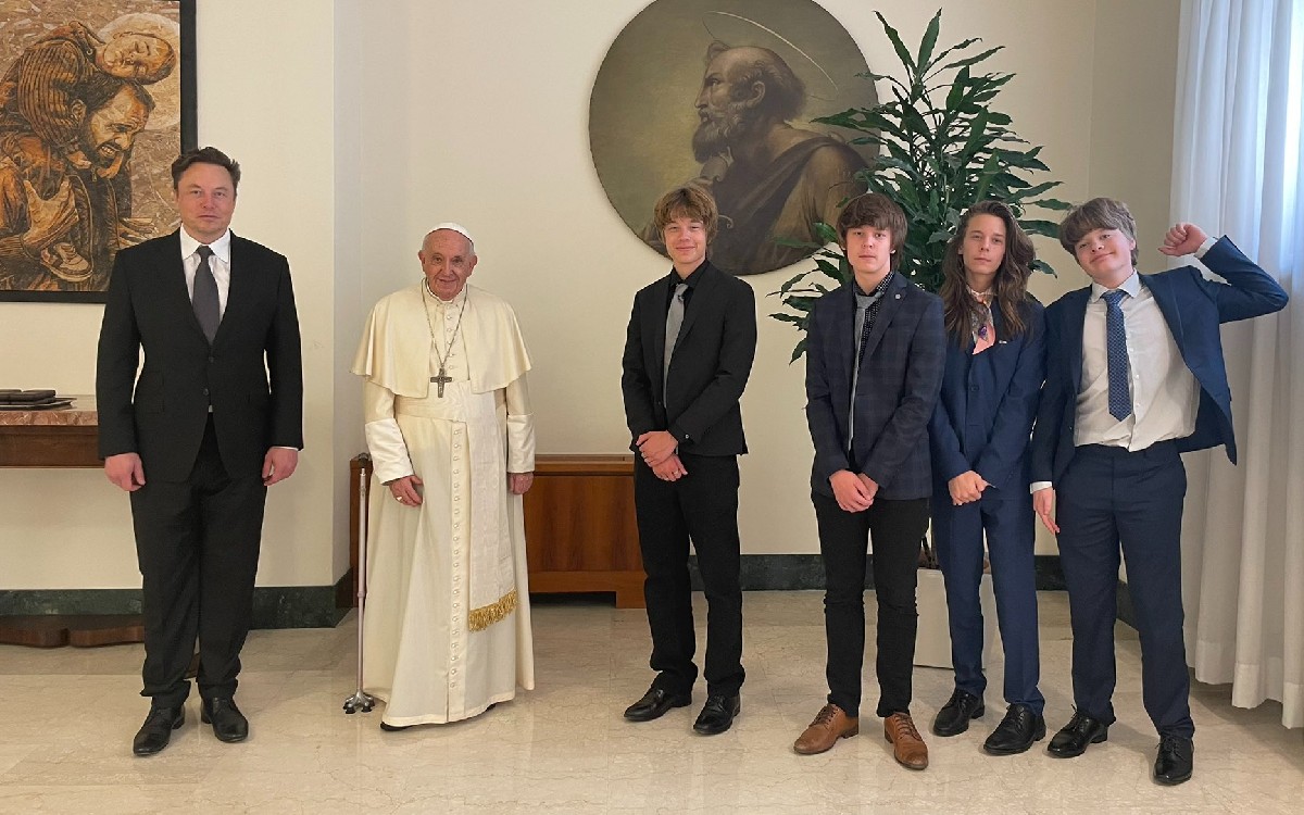 Regresa Musk a Twitter con foto junto al Papa Francisco