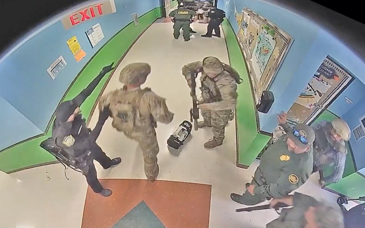 Revelan video de la policía respondiendo al tiroteo en primaria Uvalde, Texas