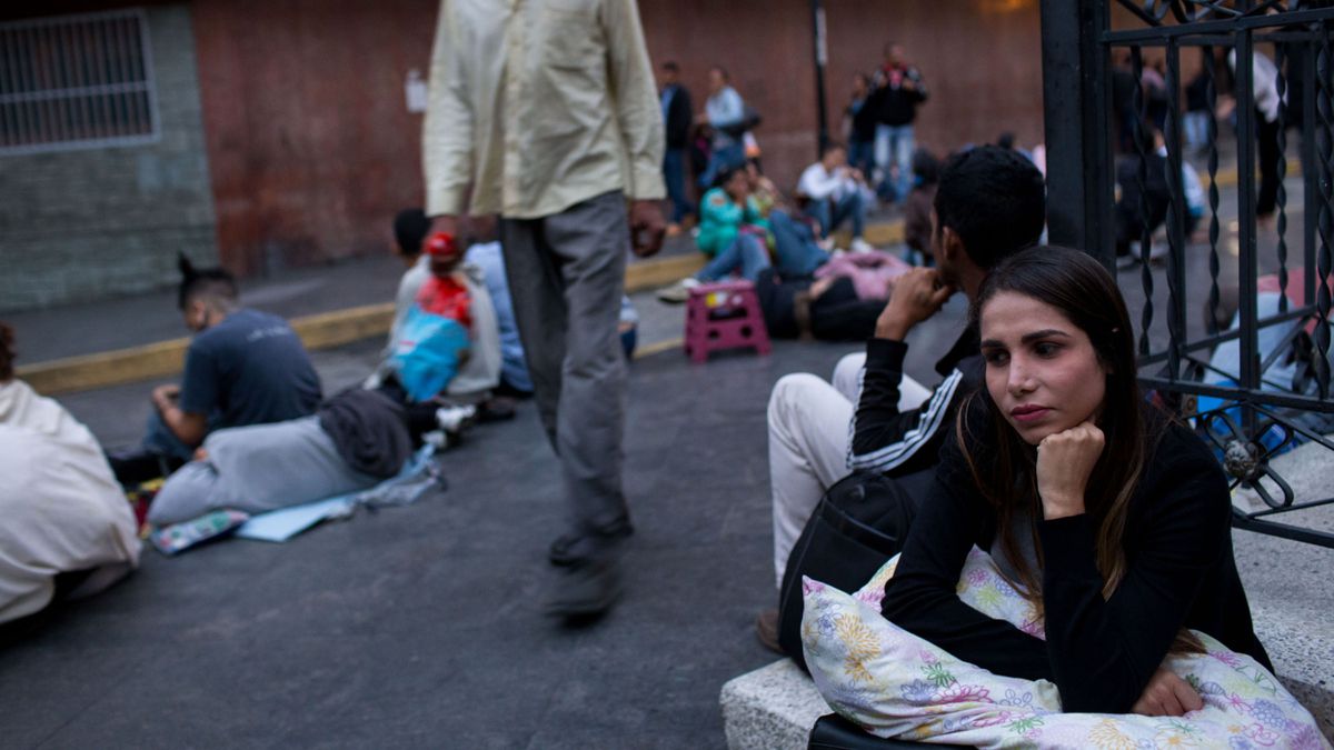 Sin cédula ni pasaporte: millones de venezolanos se quedan varados por la caída de sistema