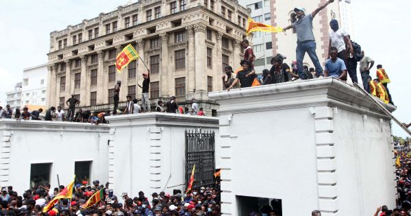 Sri Lanka: una multitud tomó la residencia del presidente para que renuncie, le usaron hasta la pileta y la cama