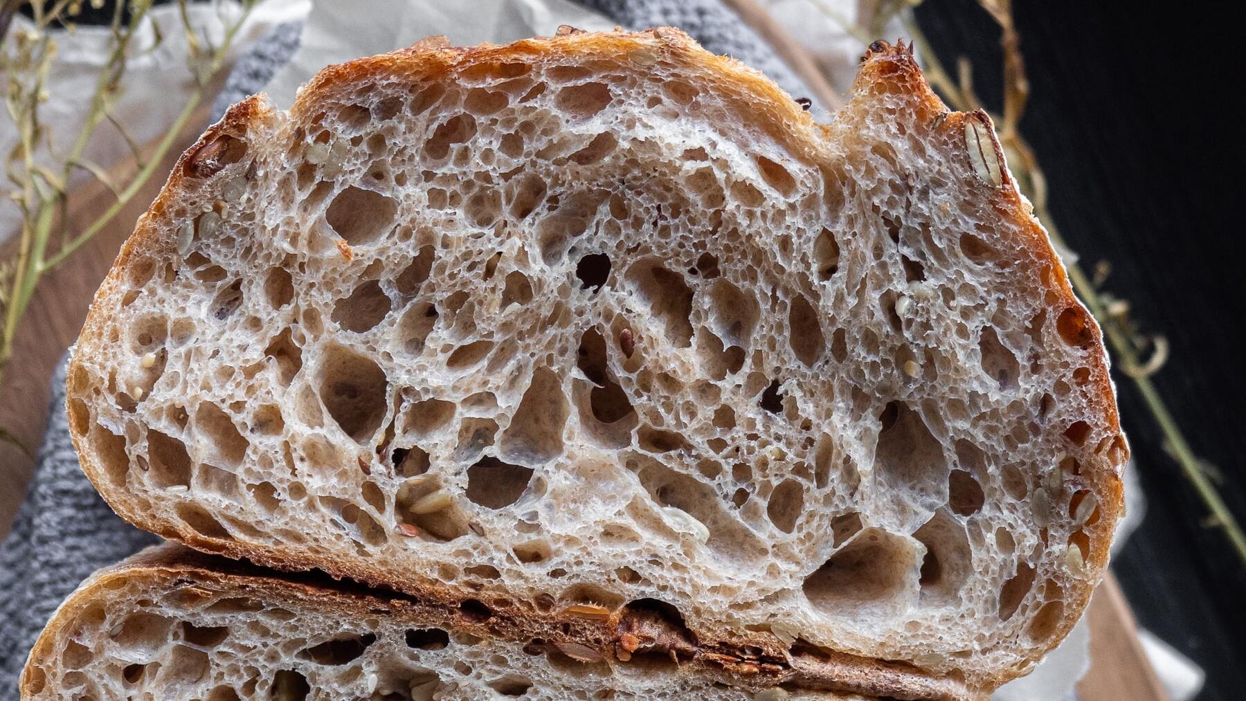 Te contamos si es verdad que comer miga de pan hace que te crezca el pecho