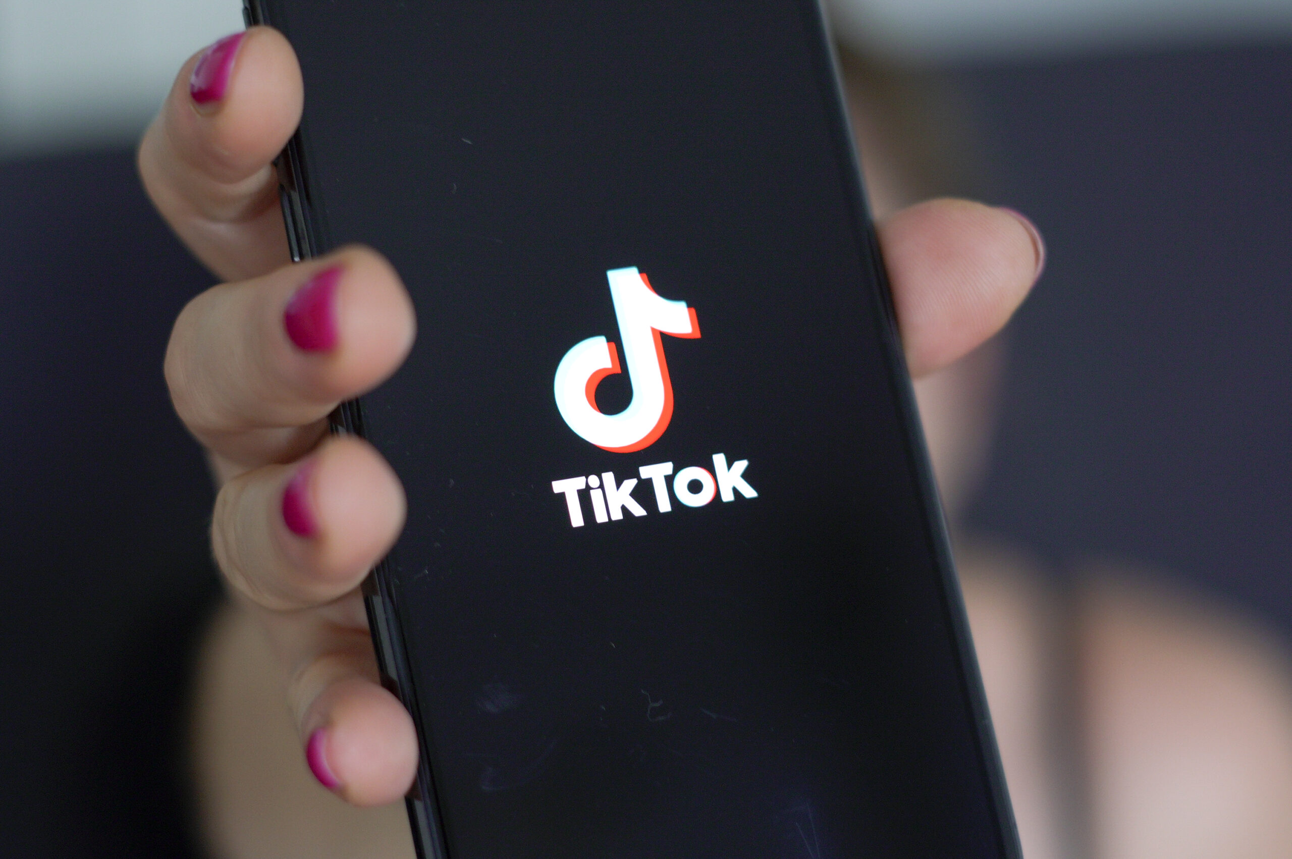 TikTok anuncia medidas: comenzará a restringir video por edades