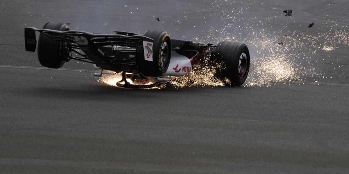 Tremendo accidente en la F1: El coche de Zhou, boca abajo