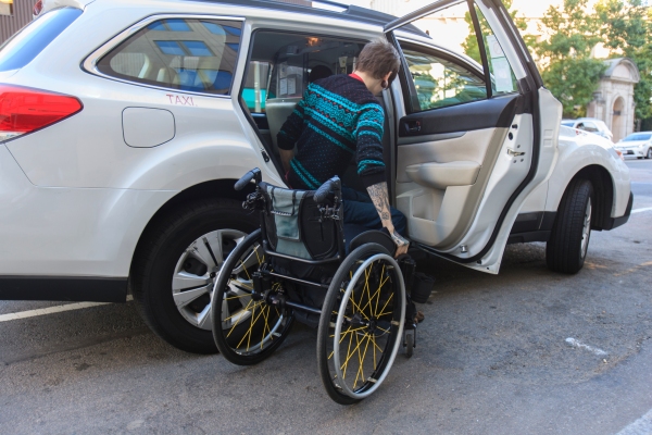 Uber pagará millones por cobrar de más a personas con discapacidad