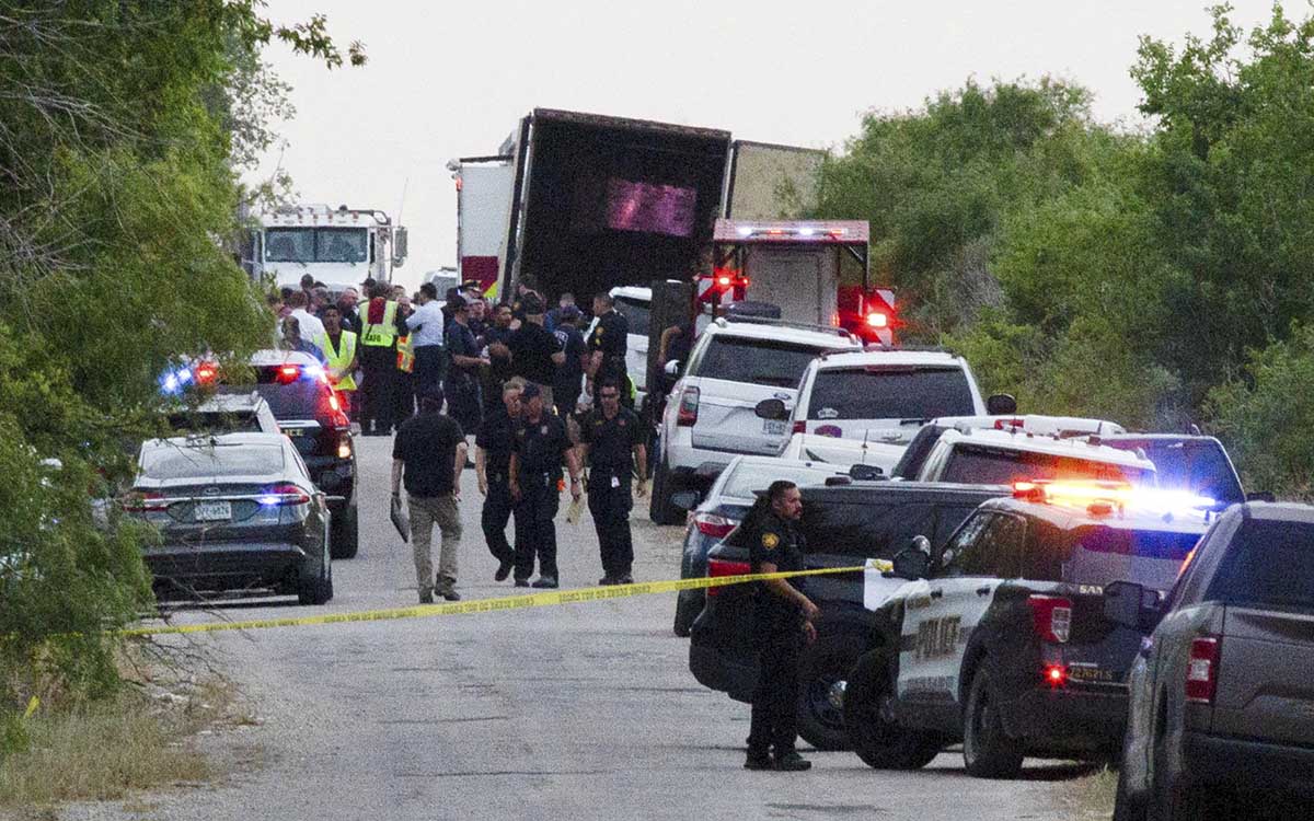 Un gran jurado de EU acusa formalmente a dos hombres por tragedia en tráiler de Texas donde murieron 53 migrantes