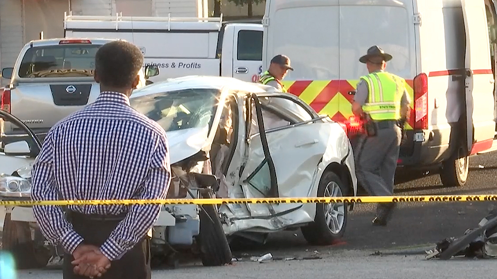Un joven mujer muerta tras el choque de una patrulla policial contra un auto en Charleston