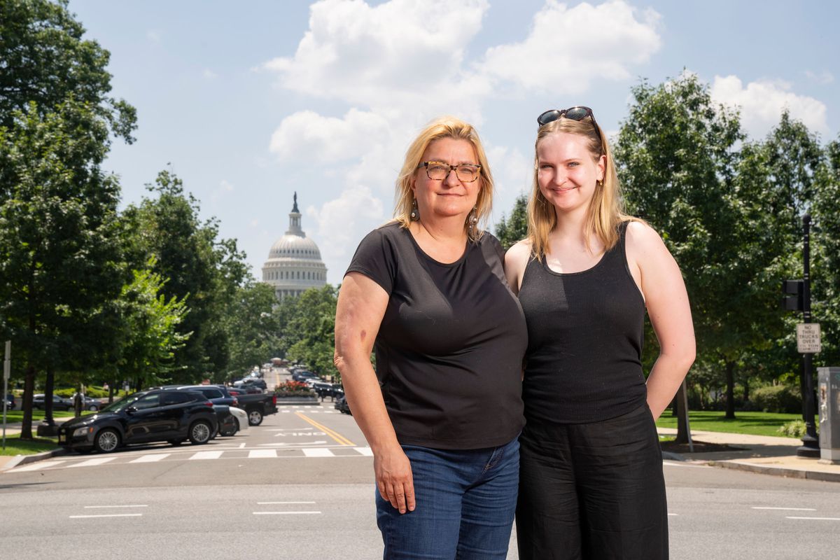 Una madre y una hija ante el futuro del aborto en EE UU: “Lo que está pasando es terrible”