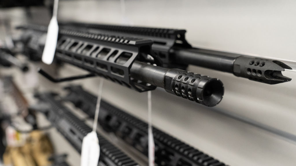 Ventas de fusiles AR-15 generan millones en ganancias en Estados Unidos