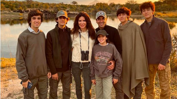 Raúl González junto a su mujer y cinco hijos de viaje en África / Instagram @raulgonzalez
