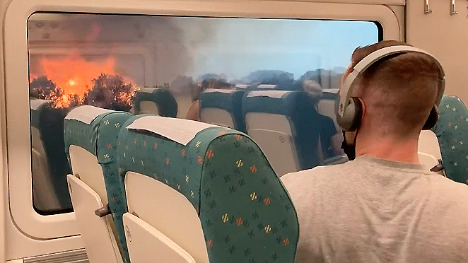 ¡Ayuda! Pasajeros de tren entran en pánico tras verse rodeados por las llamas de un incendio forestal en España