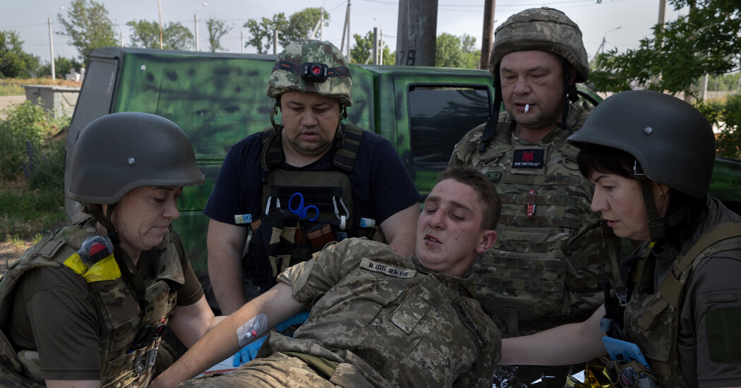 ‘¡Coge la camilla!’  Vida y muerte en el frente de Ucrania.