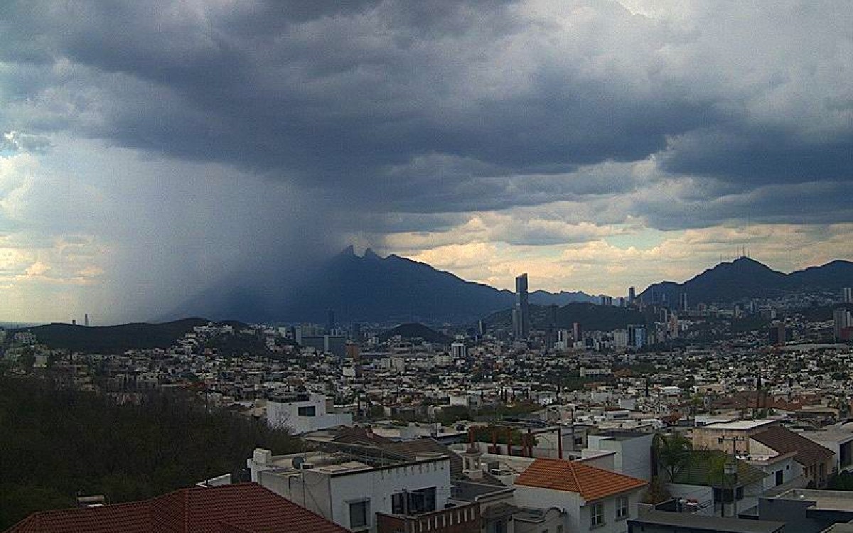 ¡Por fin... llueve en Monterrey! Así lo celebraron los regios | Video