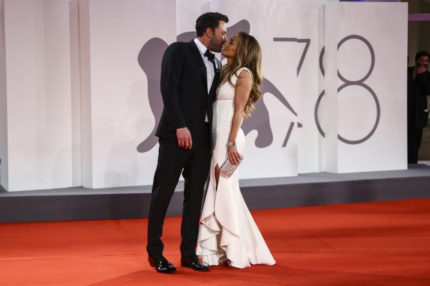 Jennifer López y Ben Affleck besándose / Gtres