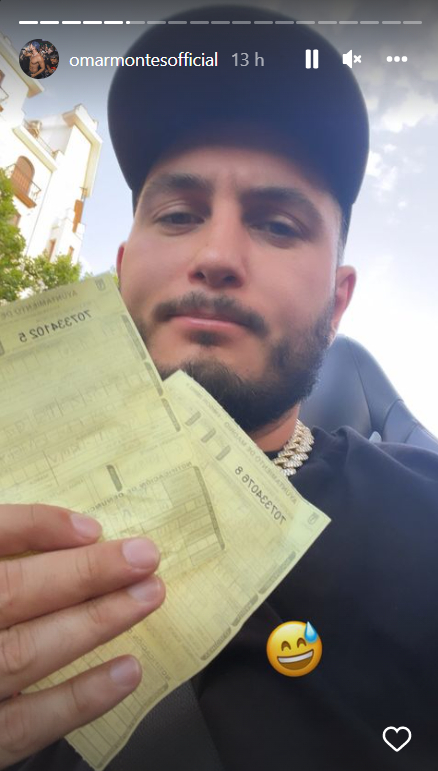 Omar Montes posa con las multas / Instagram