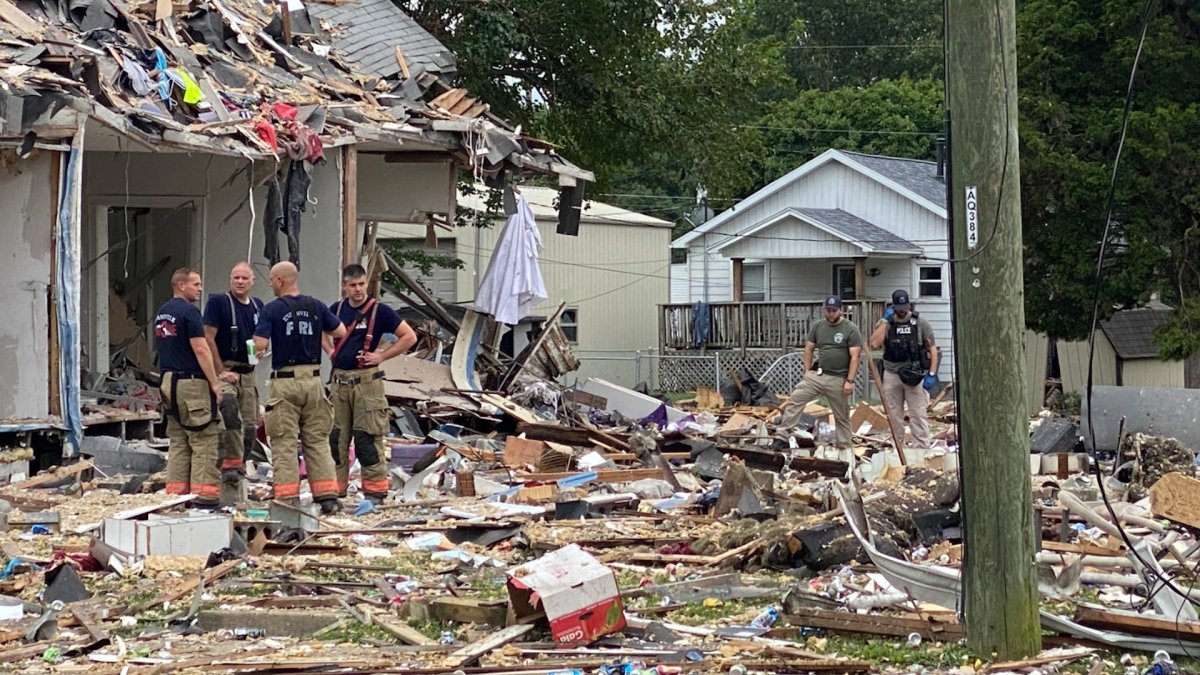 Autoridades buscan causa de explosión de casa en Indiana que mató a tres personas