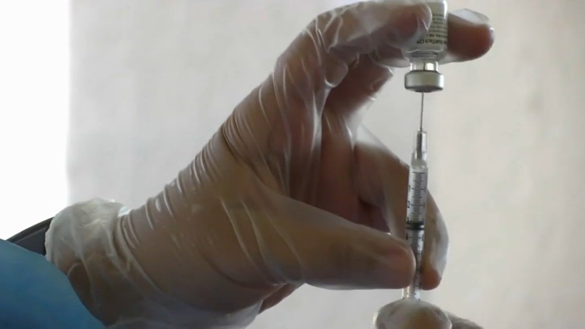 COVID-19: Reino Unido se convierte en el primer país en aprobar una vacuna contra las nuevas variantes de ómicron
