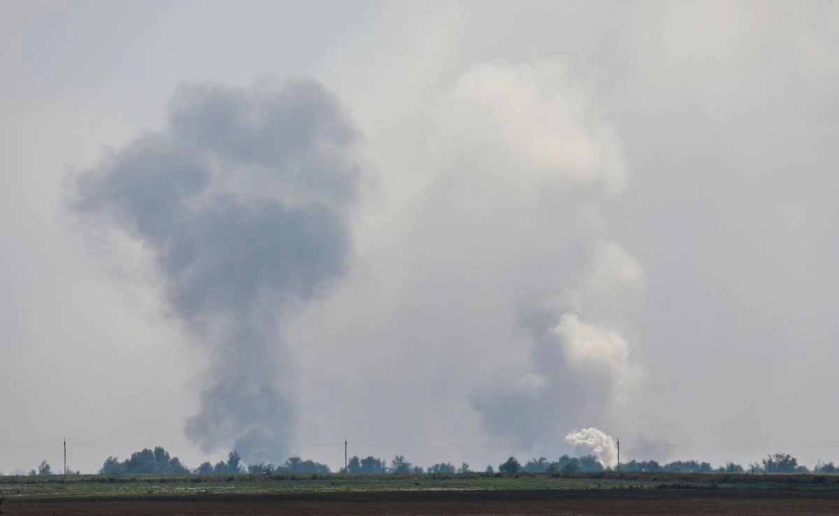 Última hora de la guerra en Ucrania, en directo | Una cadena de explosiones destruye un depósito de armamento en Crimea