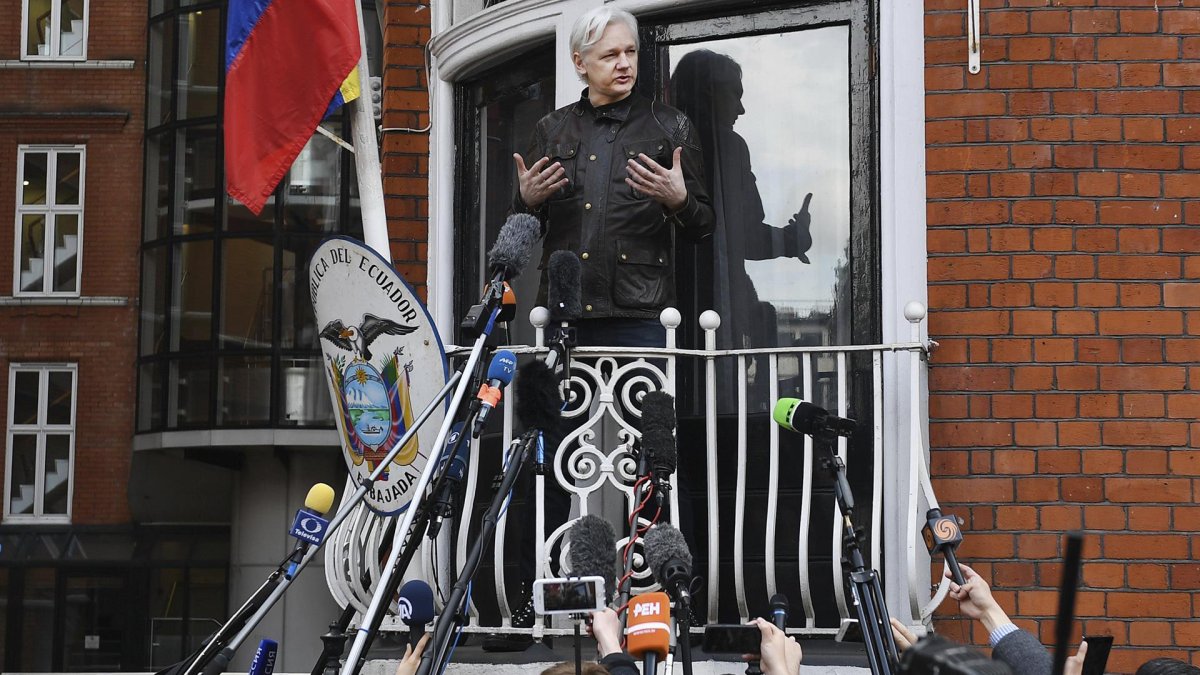 Periodistas y abogados demandan a la CIA por espiarlos en las visitas a Assange en la embajada de Ecuador en Londres