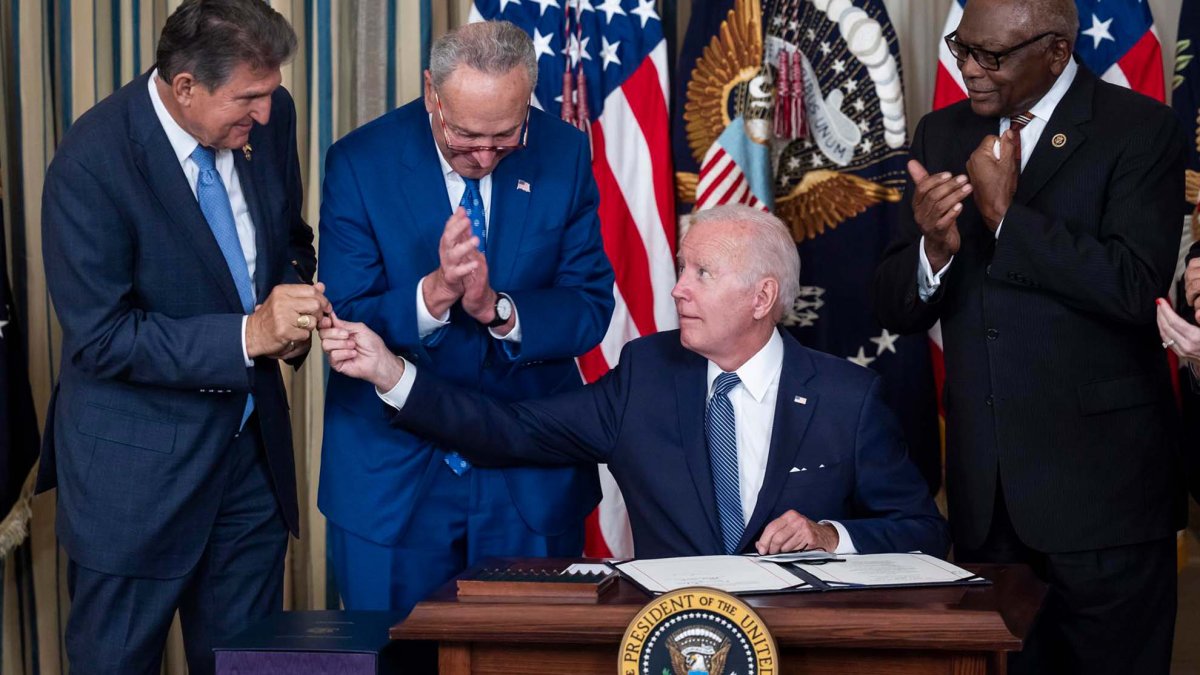 Biden firma ambicioso proyecto de ley sobre cambio climático, atención médica e impuestos