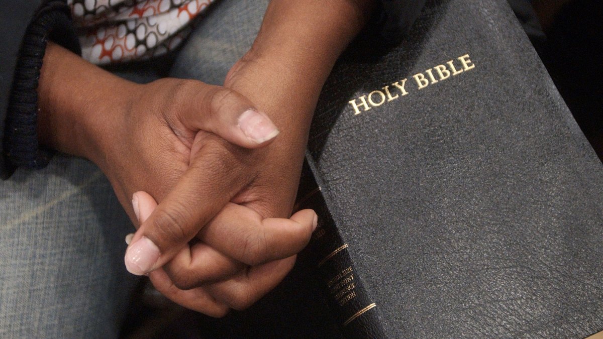 Retiran la Biblia y libros “preocupantes” de las bibliotecas en el distrito escolar de Keller