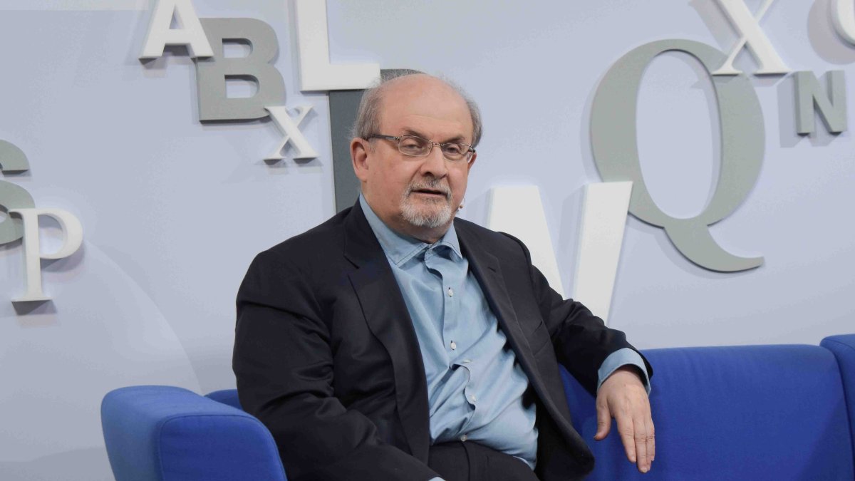 Acusado de atacar a Rushdie sorprendido de que el escritor siga vivo