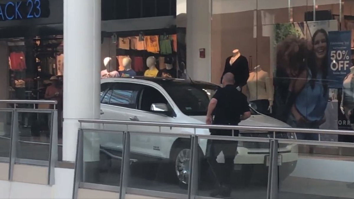 anciana conduce su auto por el segundo piso de centro comercial
