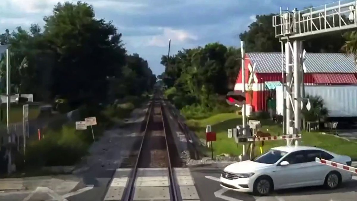 revelan video del accidente entre tren y auto