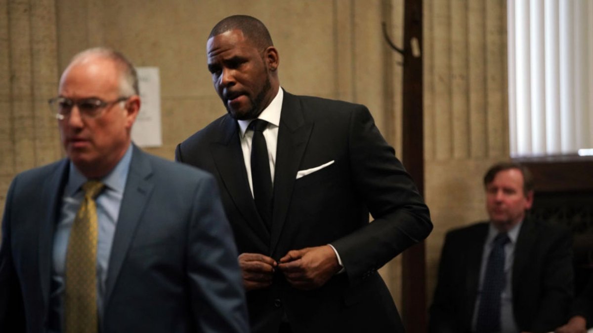 R. Kelly ofreció $1 millón en desesperación por recuperar un video comprometedor, según testigo