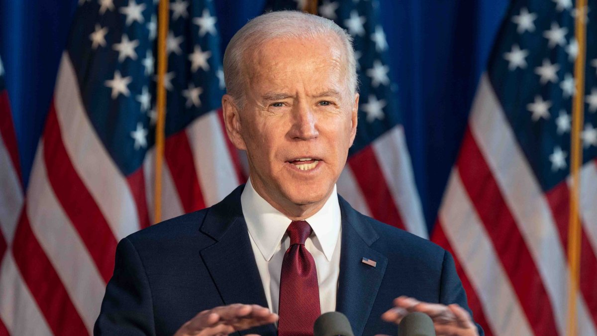 Biden critica el “semifascismo” en campaña inaugural