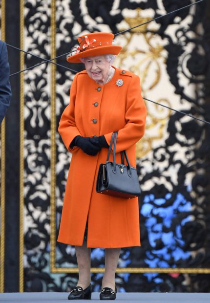 Isabel II con su bolso / Gtres