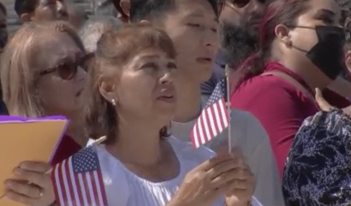 Más de 2,000 inmigrantes se convierten en ciudadanos estadounidenses en Dodger Stadium