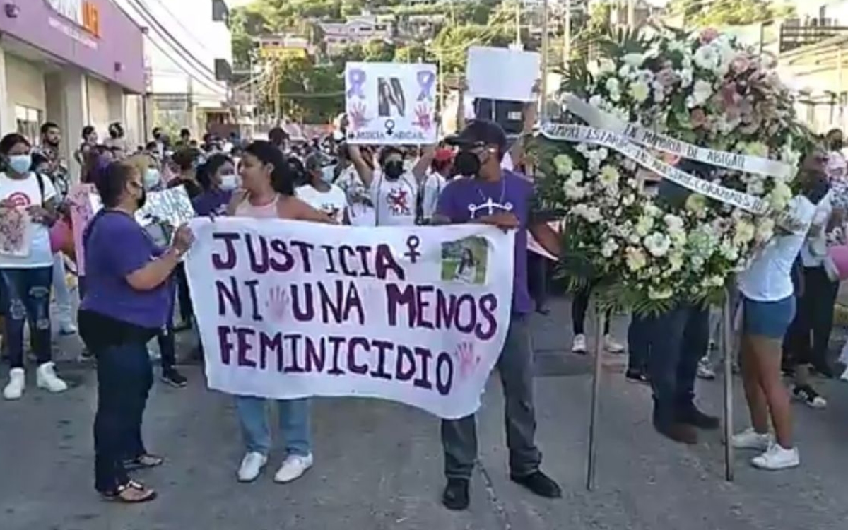 'Abigail no murió, la mataron': Colocan ofrenda en cárcel municipal de Salina Cruz y exigen justicia para Abigail Hay Urrutia