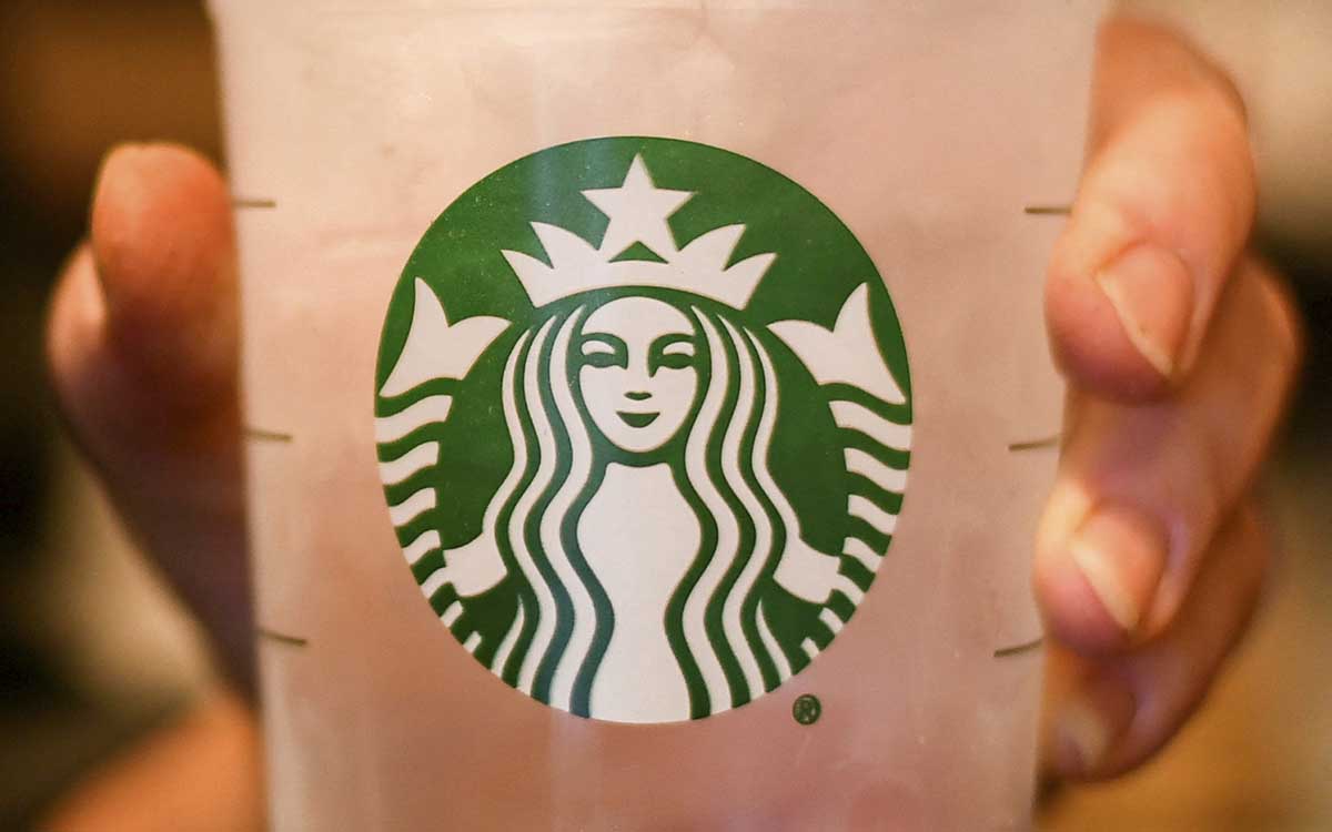 Agencia laboral de EU denuncia que Starbucks amenazó a sus empleados por organizarse en sindicatos