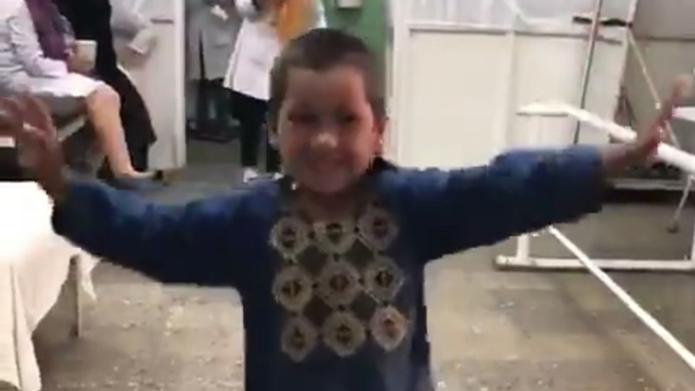 Ahmed el niño que baila con su pierna nueva