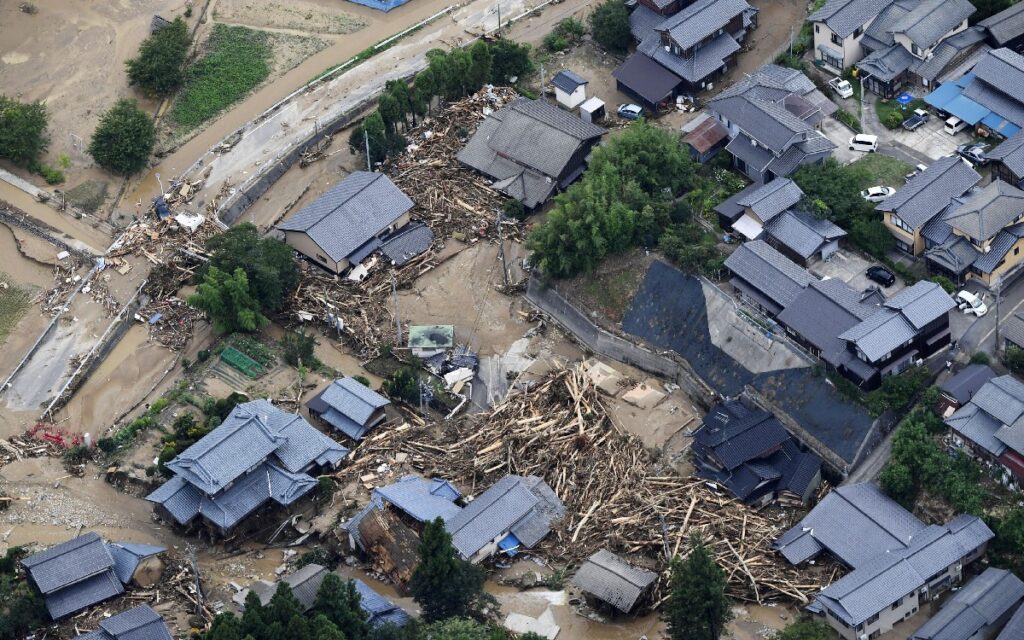Al menos tres desaparecidos y miles de evacuados ante el azote de lluvias torrenciales en Japón | Video