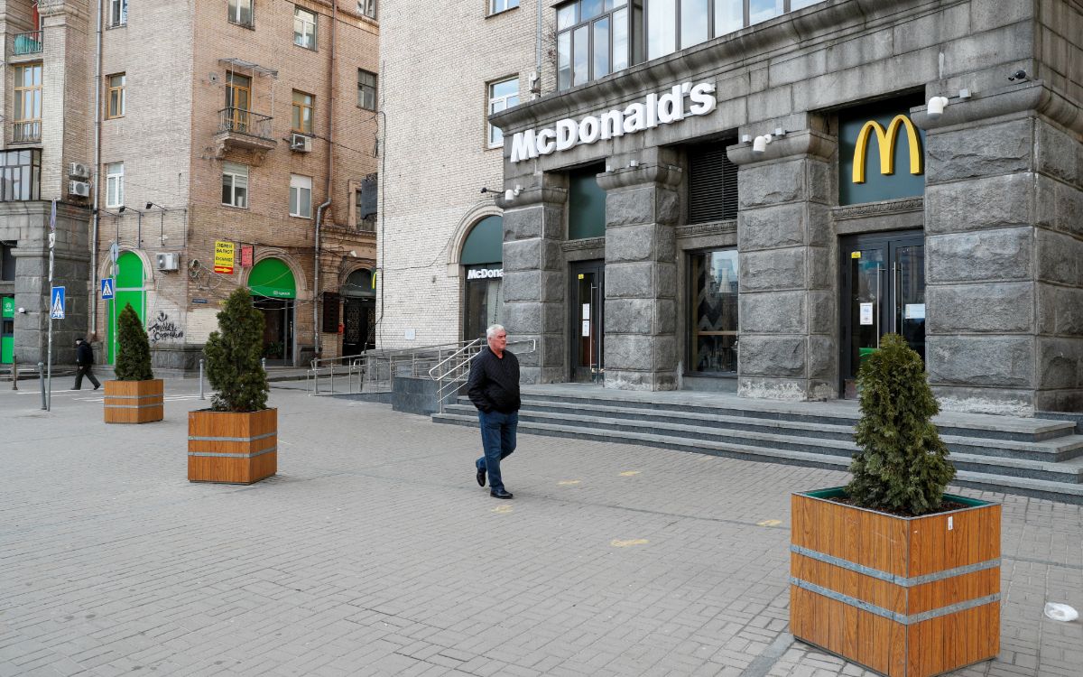 Aunque continúa la guerra, McDonald's reabrirá restaurantes en Ucrania