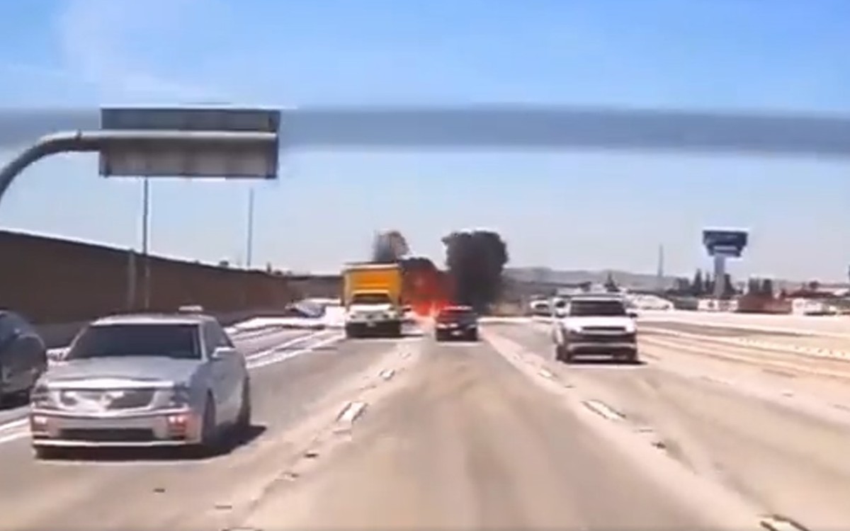 Avioneta realiza aterrizaje forzoso y se incendia  en autopista de California | Videos