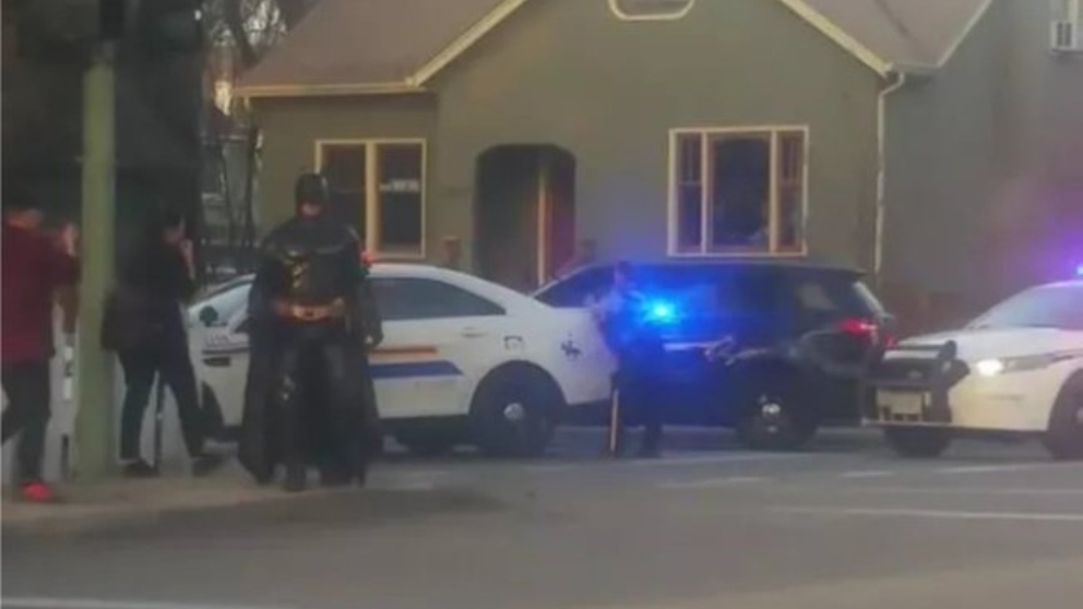 Batman aparece sorprendiendo a los policías