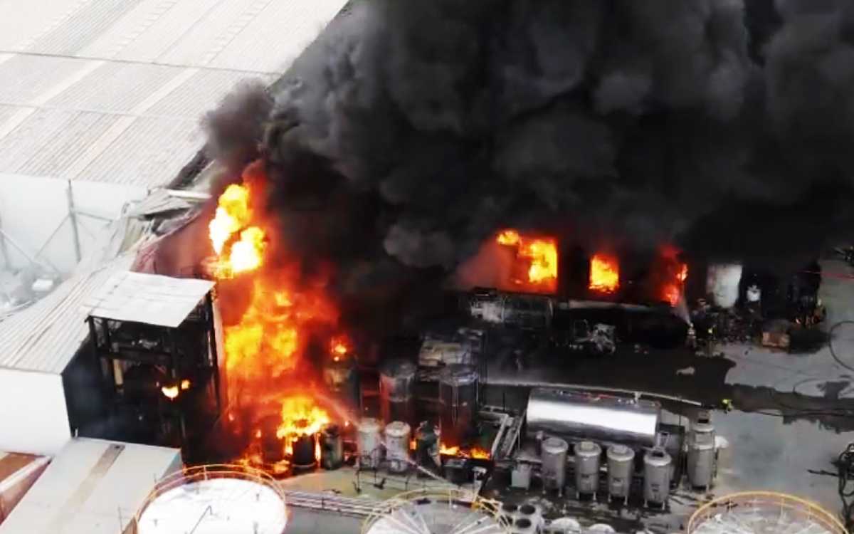 Bomberos de NL luchan contra ‘incendio de gran magnitud’ en parque industrial | Video