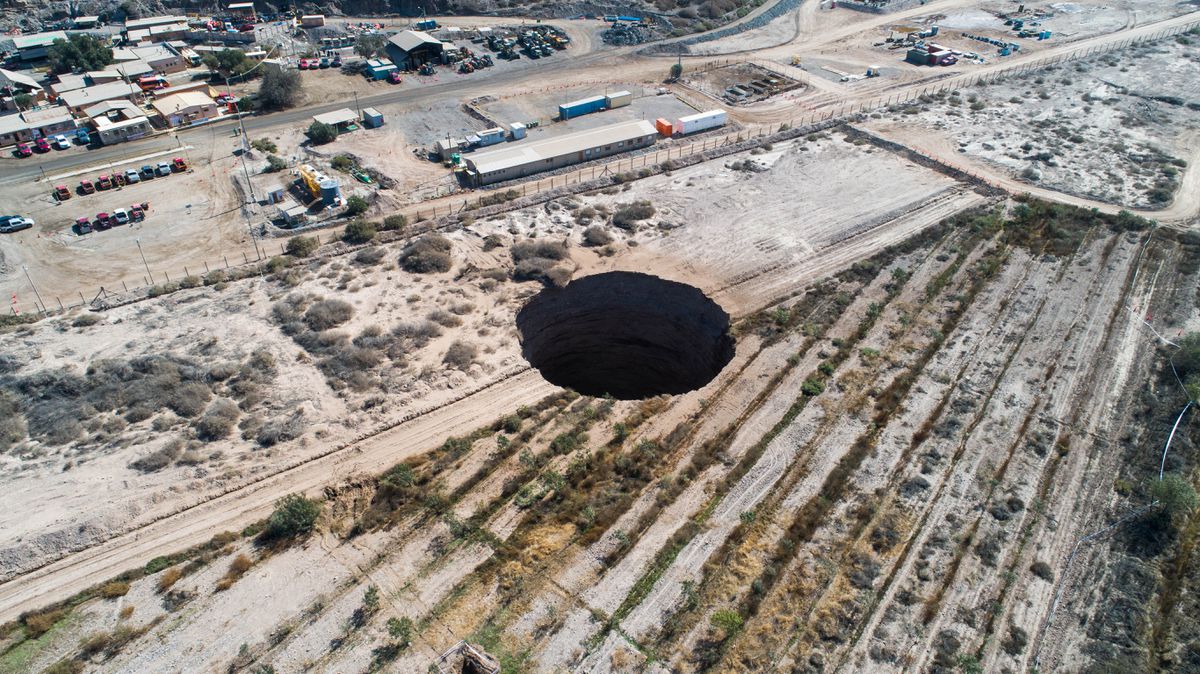 Chile investiga el origen de un gigantesco socavón que apareció en una zona minera