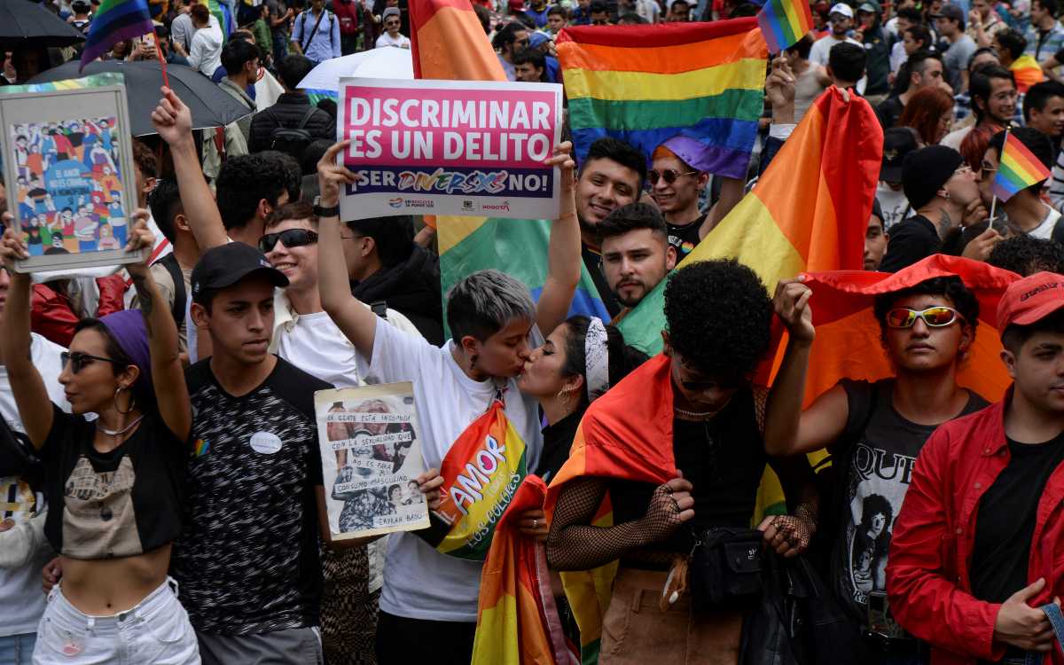 Cientos se manifiestan en Bogotá tras agresión a pareja gay