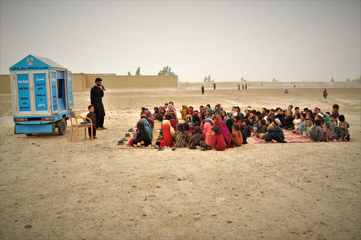 Clases sobre esterillas y escuelas clandestinas para mujeres en el Afganistán rural de los talibanes