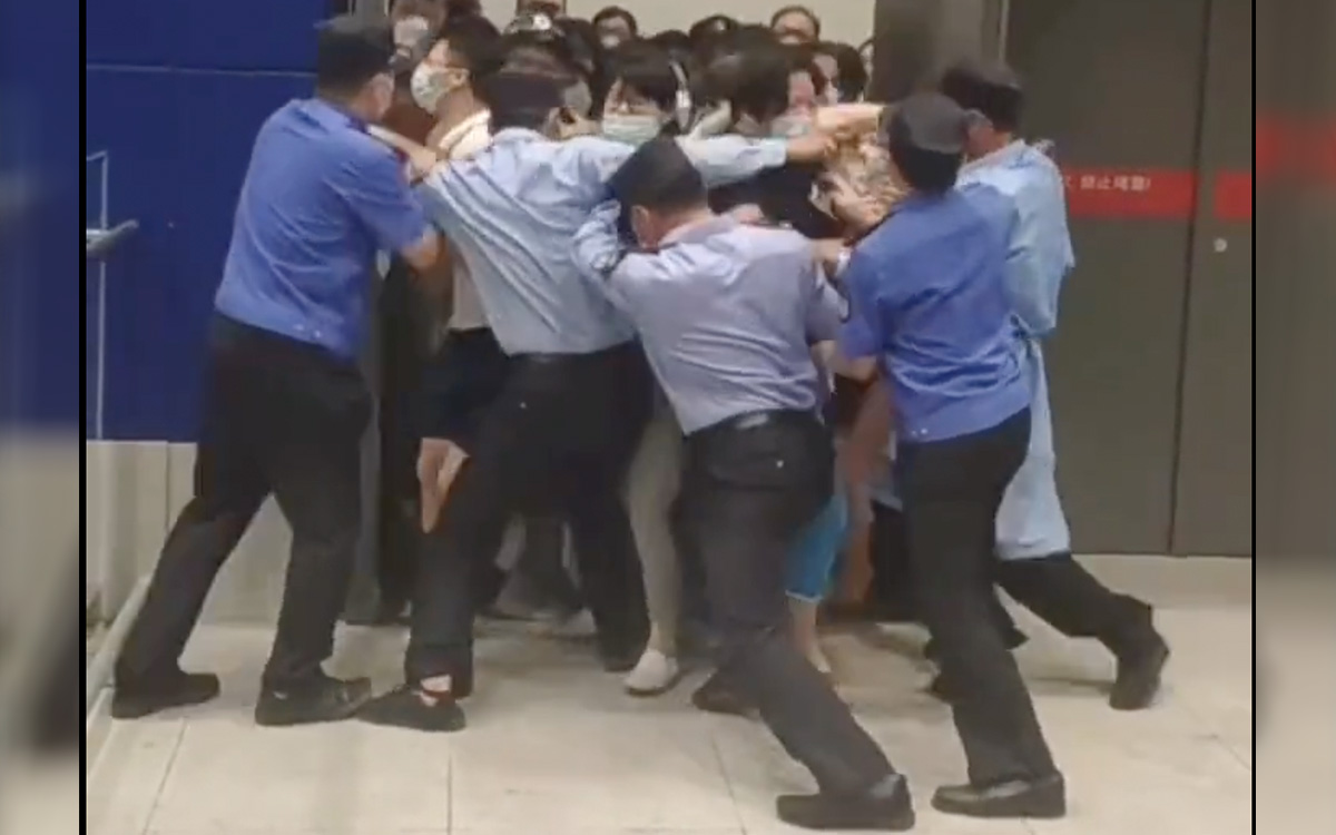 Clientes de Ikea en Shanghái intentan escapar mientras autoridades intentaban ponerlos en cuarentena