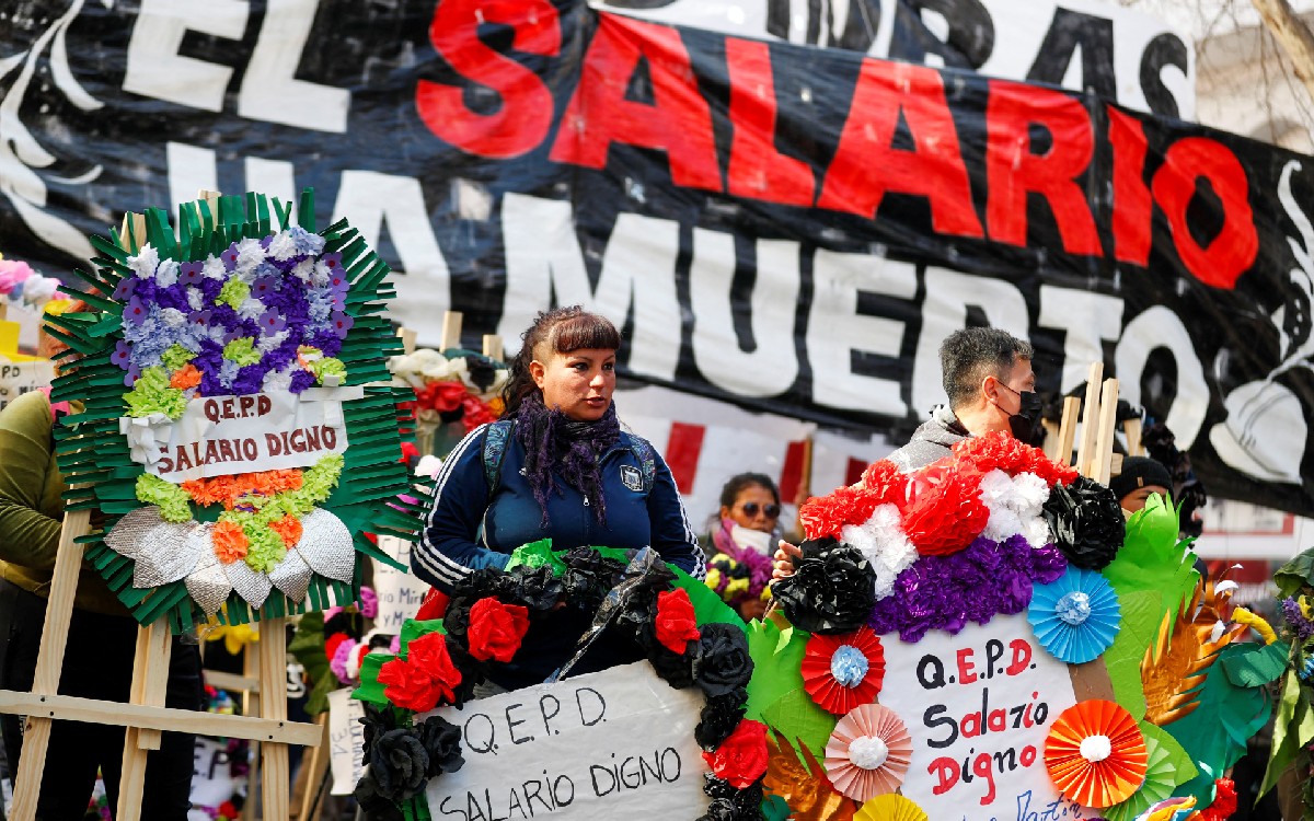 Con ataúd gigante, trabajadores argentinos velan la 'muerte' de sus salarios