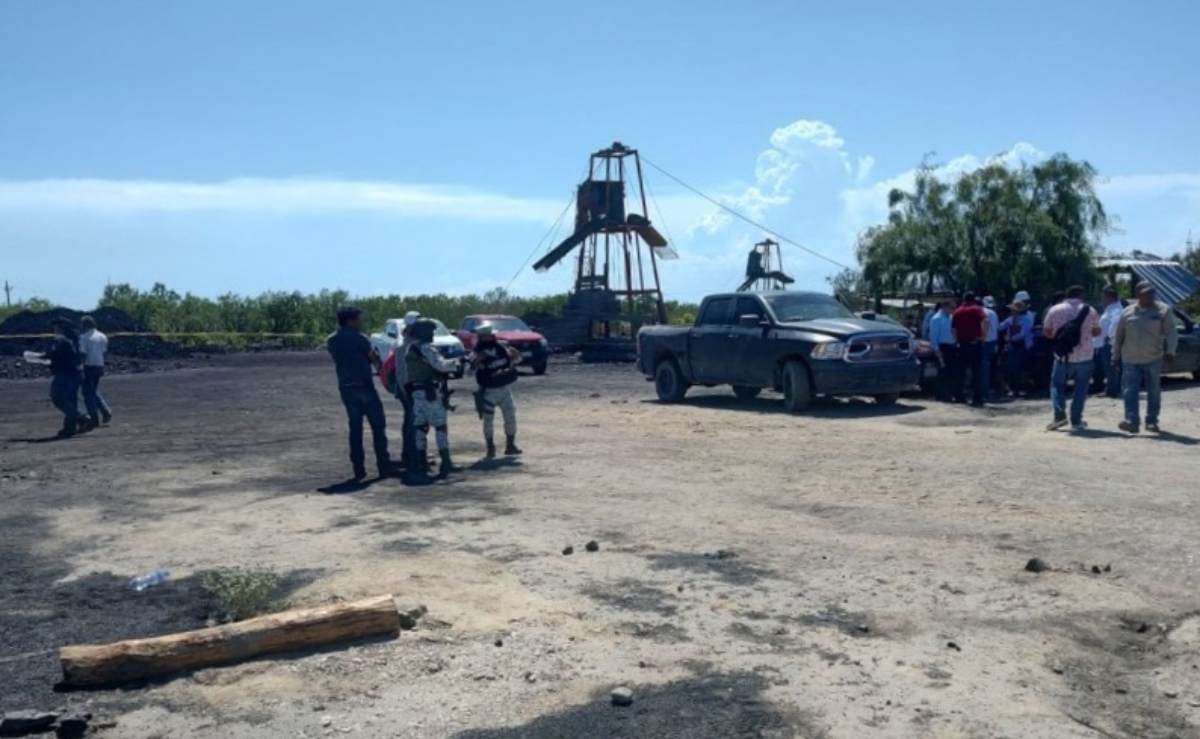 Con buzos y bombas de agua buscan rescatar a mineros atrapados en pozo de Coahuila